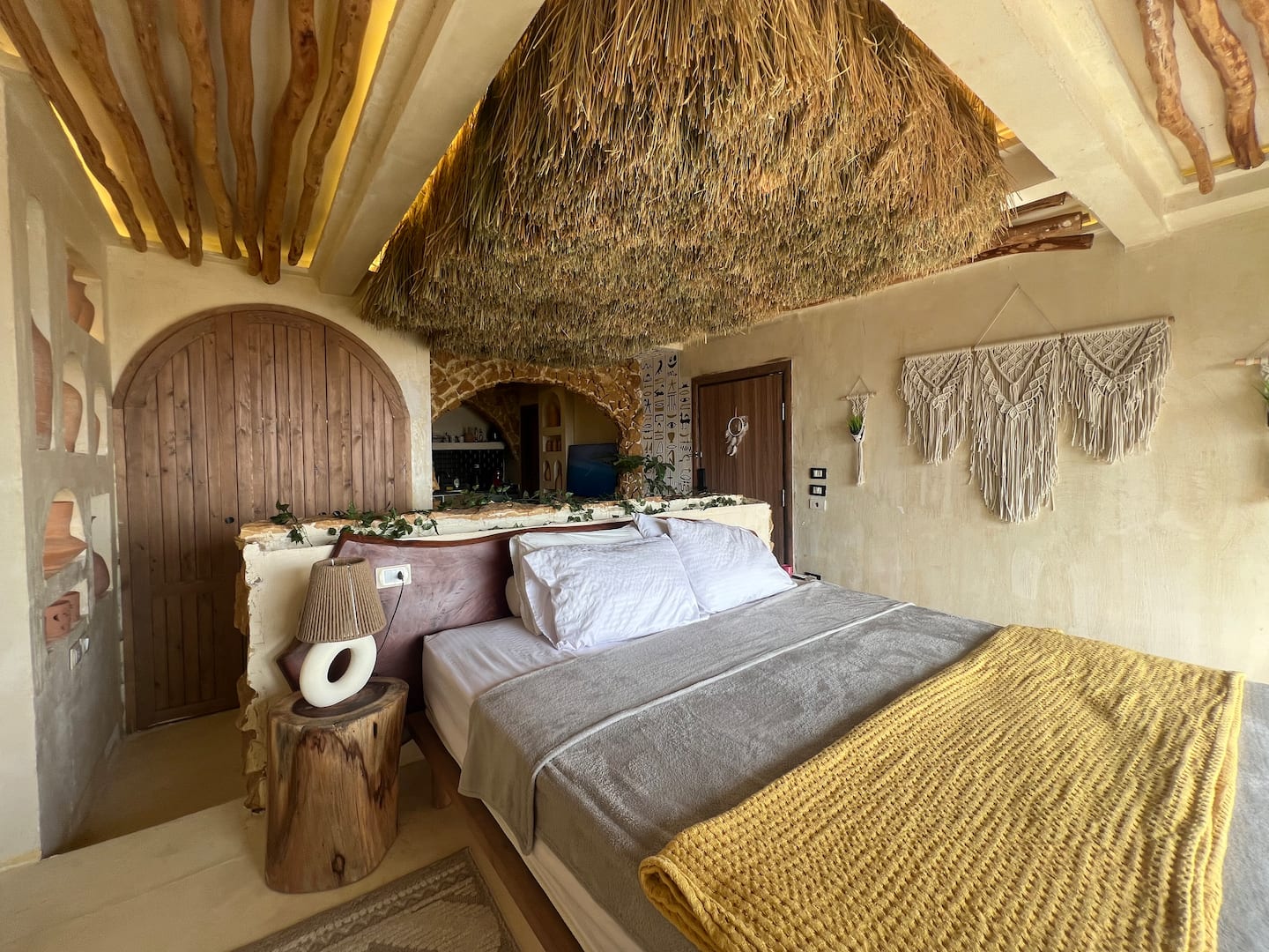 Ancient Pyramids View Retreat with Jacuzzi 806 — Bedroom 1 in Nazlat as Sammān, Giza, Egypt — photo 2