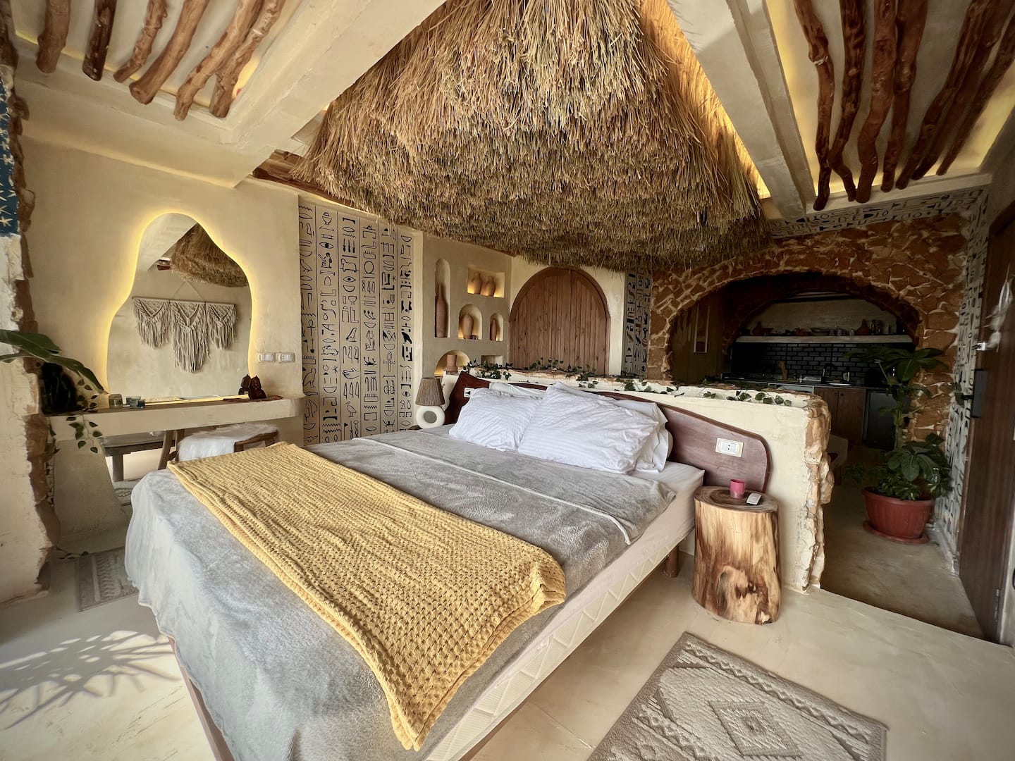 Ancient Pyramids View Retreat with Jacuzzi 806 — Bedroom 1 in Nazlat as Sammān, Giza, Egypt — photo 3