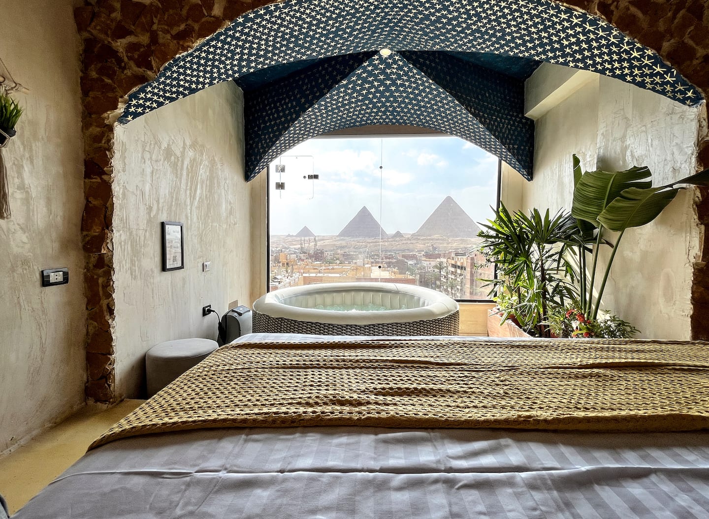 Ancient Pyramids View Retreat with Jacuzzi 806 — Additional Photos in Nazlat as Sammān, Giza, Egypt — photo 3