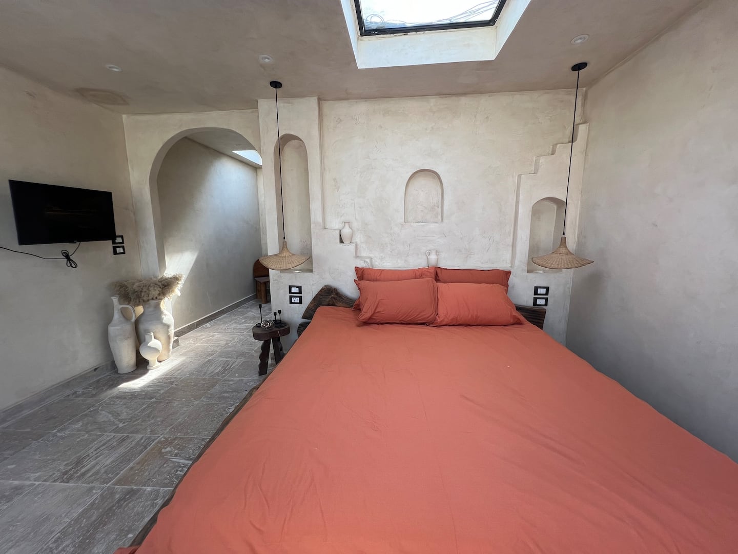 Suspiroo | Skylight + Private Jacuzzi Terrace — Bedroom 1 in Giza, Egypt — photo 2