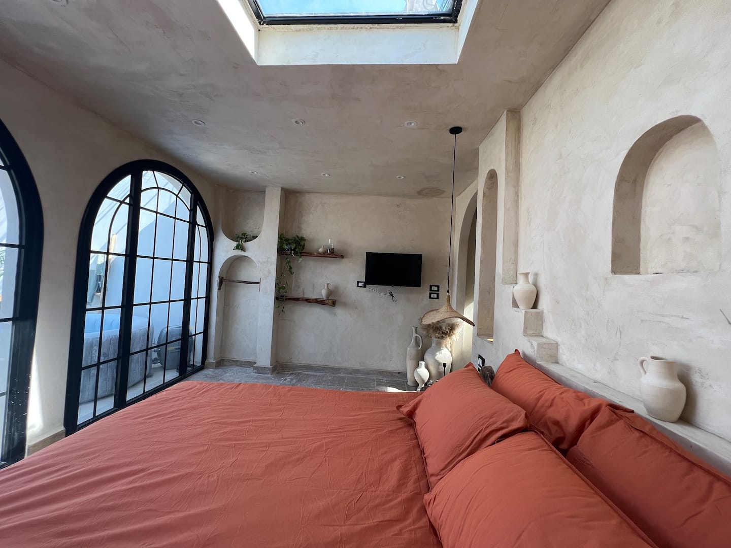Suspiroo | Skylight + Private Jacuzzi Terrace — Bedroom 1 in Giza, Egypt — photo 3