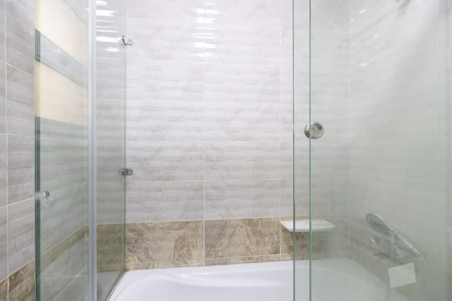 Spacious Luxury Apartment@Madinaty-6Guests+5G wifi — Full bathroom 1 in Madinaty, New Cairo, Egypt — photo 2