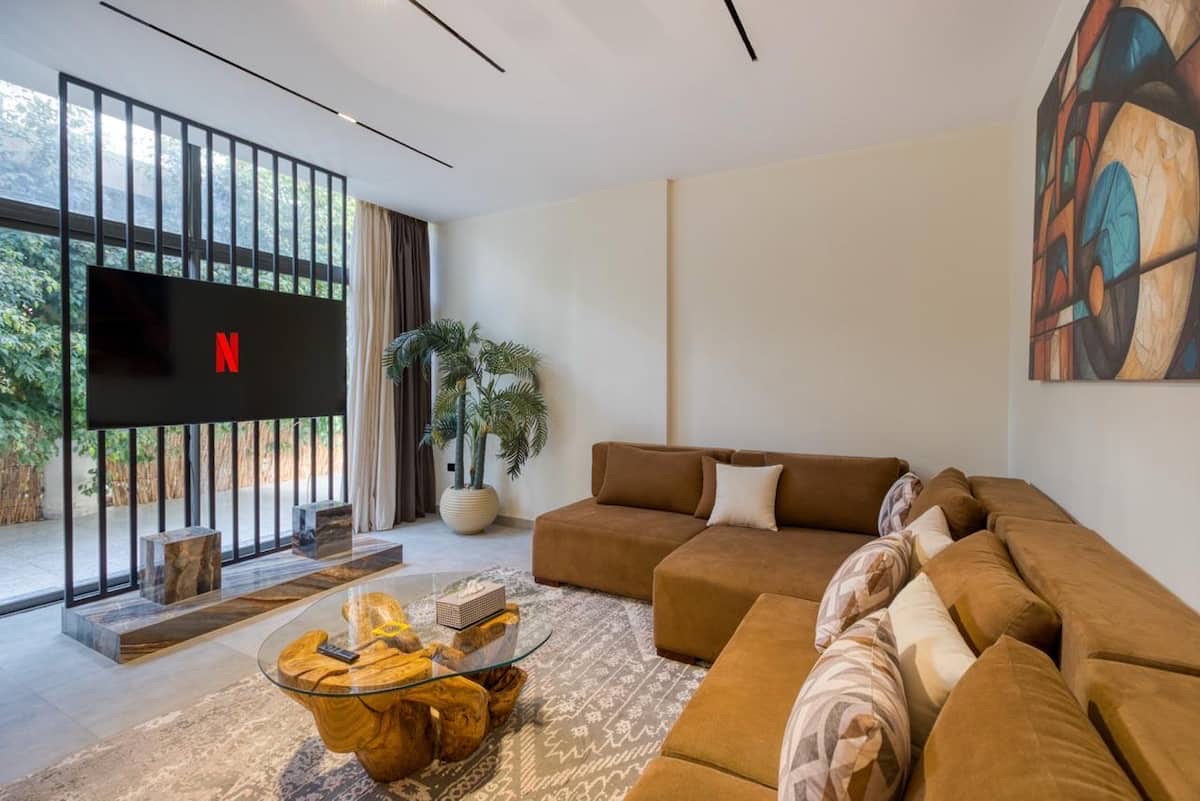 Cozy 2BR Apartment with Private Outdoor | Lakeview