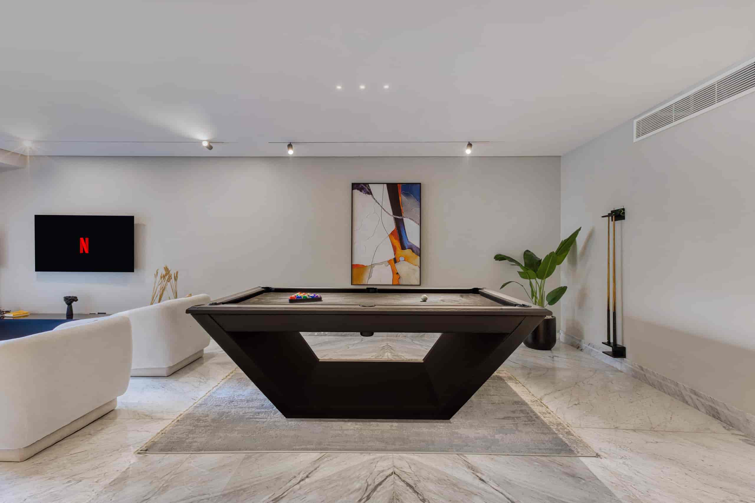 Luxury 3-BR Apt/Large Garden & Pool | Silverpalm 1