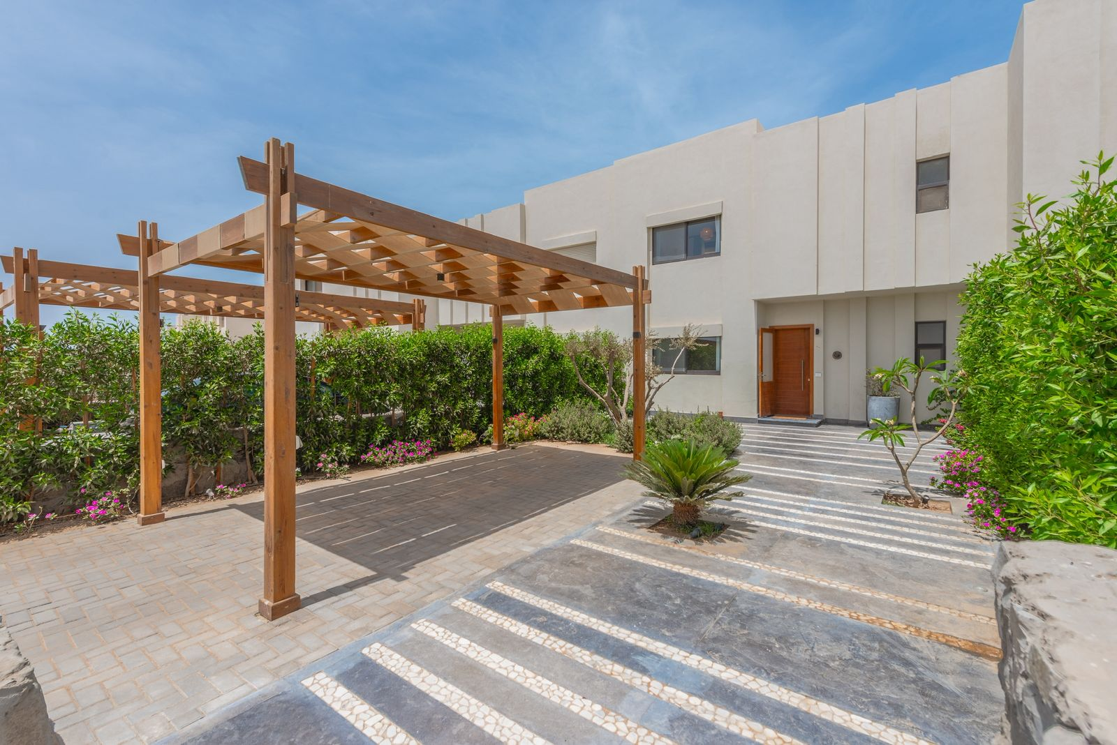 Chic 3BR Shedewan	Lagoon View & Shared Pool — Townhouse in Shedwan Elgouna, Red Sea, Egypt — photo 14