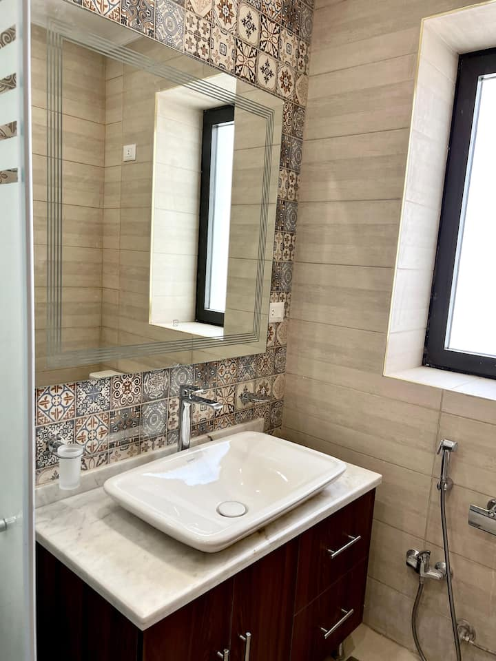 Elegant Servcd 2-Bed W/ Large Terrace — Apartment in Lakeview Residence, New Cairo, Egypt, Egypt — photo 22