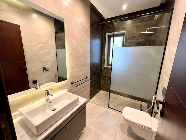 À la mode 2-bed with Designer Touch Lakeview Rsdnc — Apartment in Lakeview, New Cairo, Egypt, Egypt — photo 28