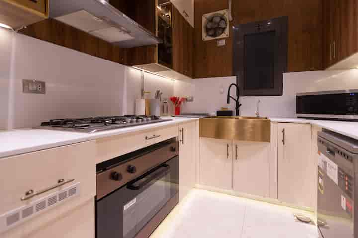 4BR Penthouse+Maid’s Room|Pool &Jacuzzi | Lakeview 4