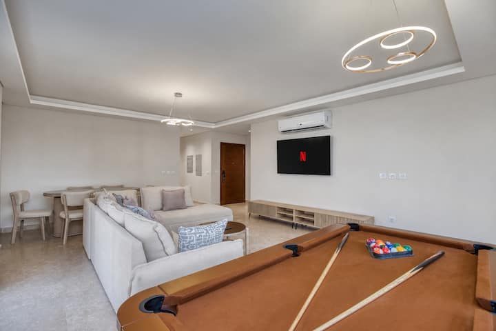3BR Luxury Apt + Maid Room | Pool Table -Zed West 2