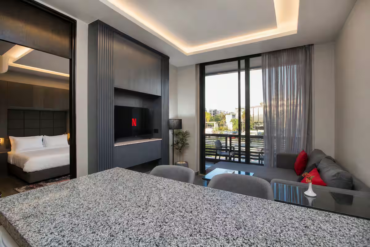Maisonette | Stunning Waterway View & Balcony — Private Suite in First New Cairo, Egypt — photo 3