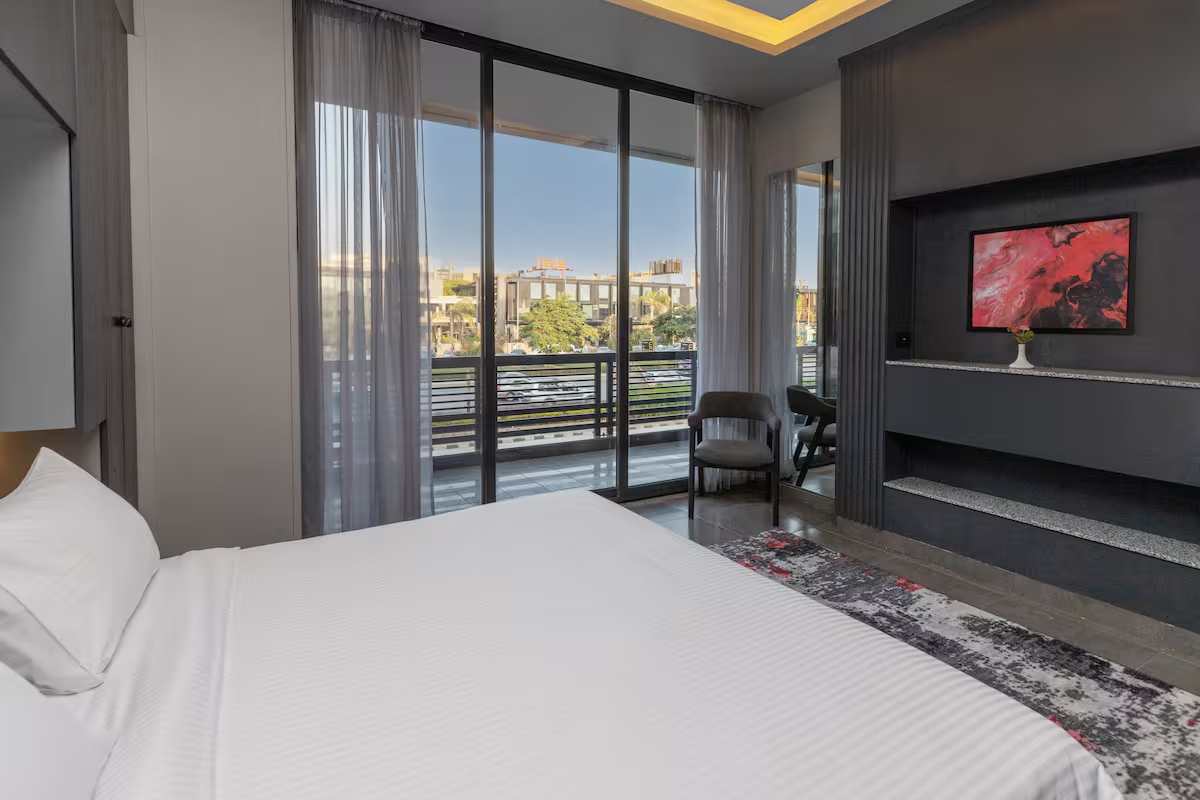 Maisonette | Stunning Waterway View & Balcony — Private Suite in First New Cairo, Egypt — photo 8