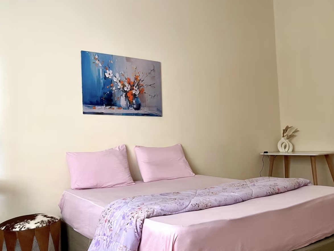 pinky room beside cairo university — Private room in shared home in Dokki , Giza, Egypt — photo 4