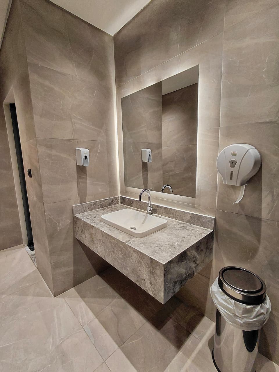 SOL Plaza | Elegant Double Retreat with Pool Views — Private room in a hotel in Cairo, Egypt — photo 34
