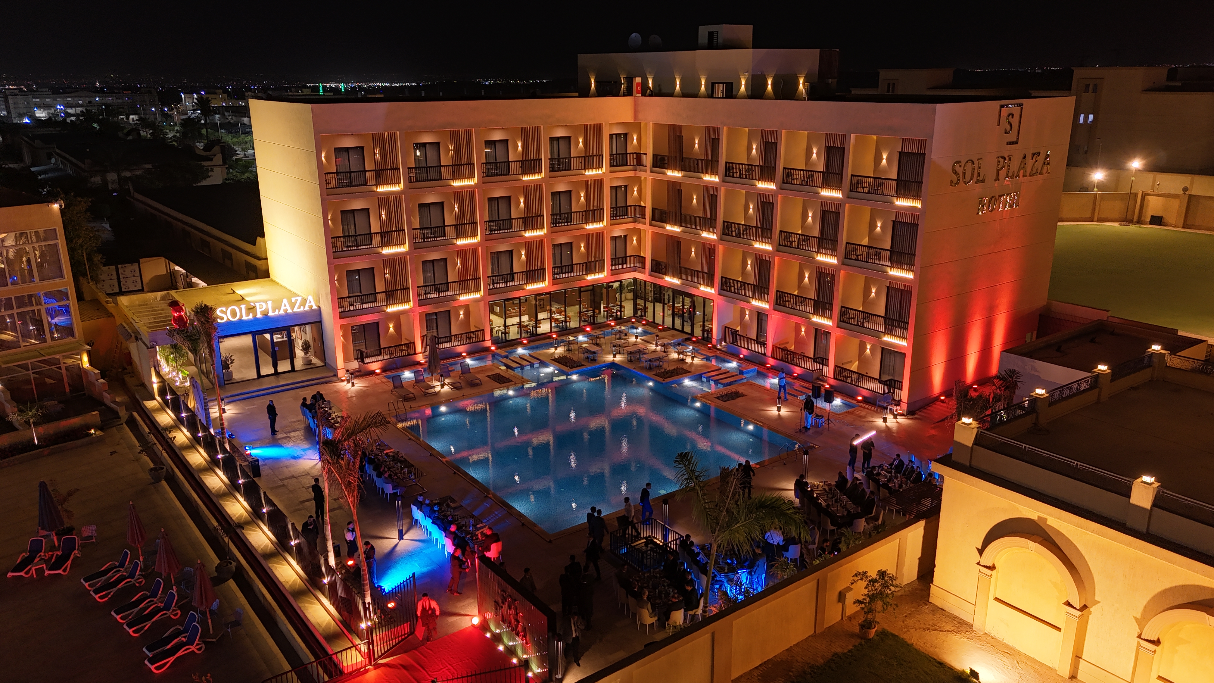 SOL Plaza | Elegant Double Retreat with Pool Views — Private room in a hotel in Cairo, Egypt — photo 46