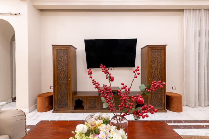 High-Ceiling Iconic Saray Walk to Tahrir & AUC — Apartment in Cairo, Egypt, Egypt — photo 16