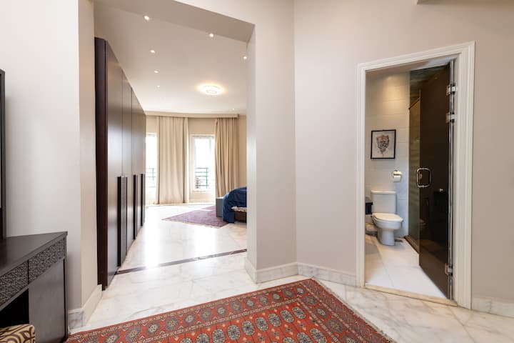 High-Ceiling Iconic Saray Walk to Tahrir & AUC — Apartment in Cairo, Egypt, Egypt — photo 46