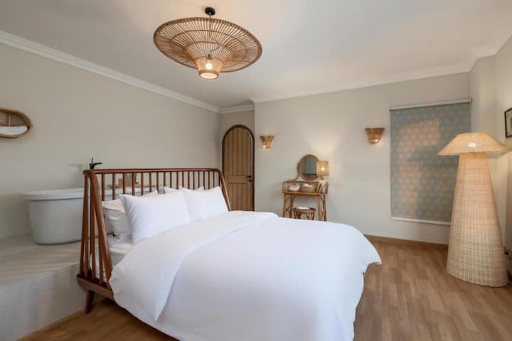 Wake Up to Pyramids & Museum Views | 3BR 3BASaray — Apartment in Giza, Egypt, Egypt — photo 13
