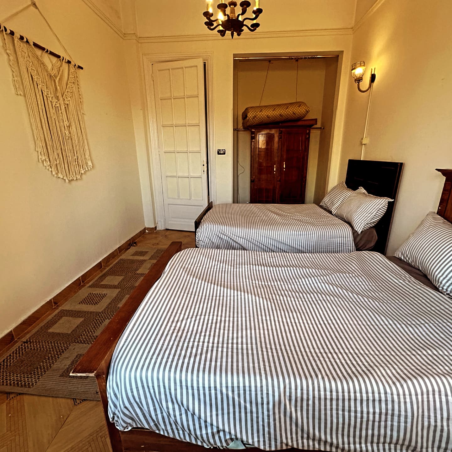 Agora House (Men only)- Private double room (AC) — Private room in guesthouse in ٥٢ شارع صفية زغلول، اعلي توكيل زانوسي وامام مطعم الفيروز- محطة الرمل, Egypt — photo 6
