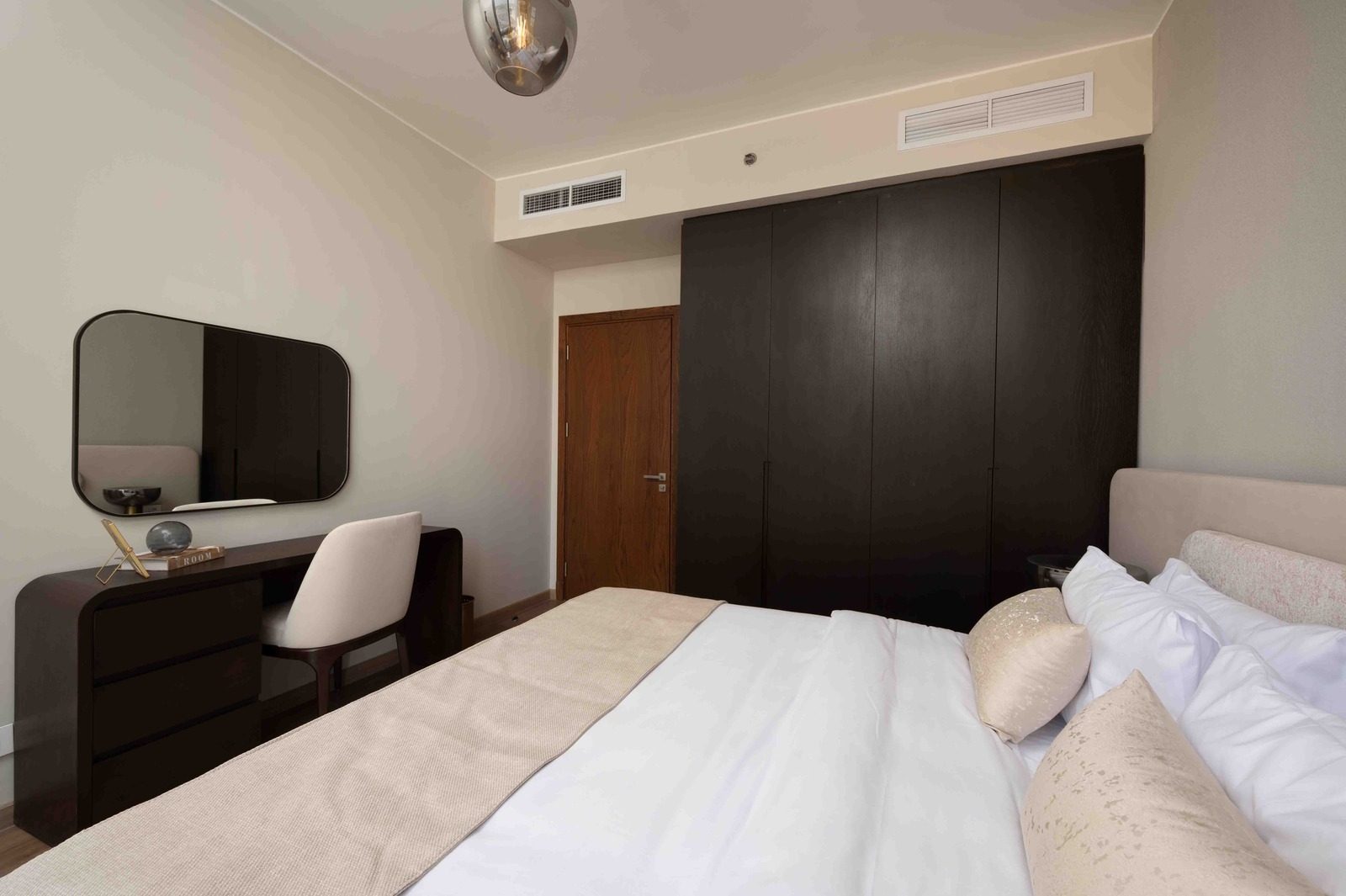 Refined 4BR Apartment – City View – Aeon Towers — Apartment in Aeon Towers, Sheikh Zayed, Egypt — photo 16