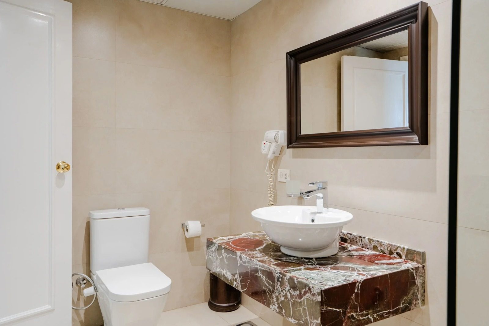 Executive Twin Room with Balcony – City View – Nile-side Hotel, Zamalek — Private room in a hotel in Nile side of Zamalek, Cairo, Egypt — photo 5