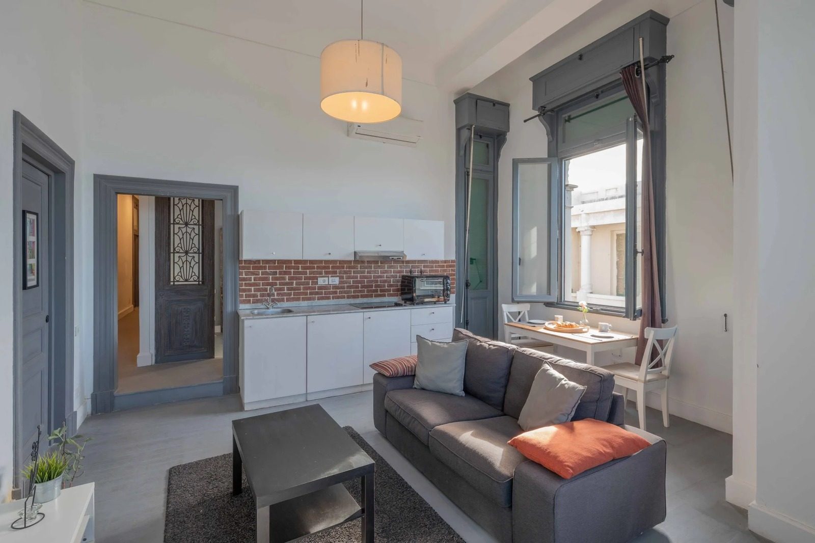 1BR Apartment – Sea View – Alexandria — Apartment in Central Alexandria Corniche, near Raml Station and Saad Zaghloul Square, Egypt — photo 4
