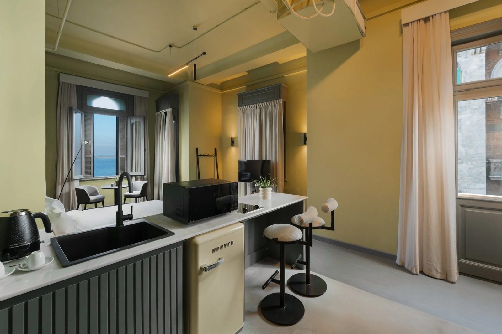 1BR Suite – Sea View – Alexandria — Apartment in Central Alexandria Corniche, near Raml Station and Saad Zaghloul Square, Egypt — photo 4