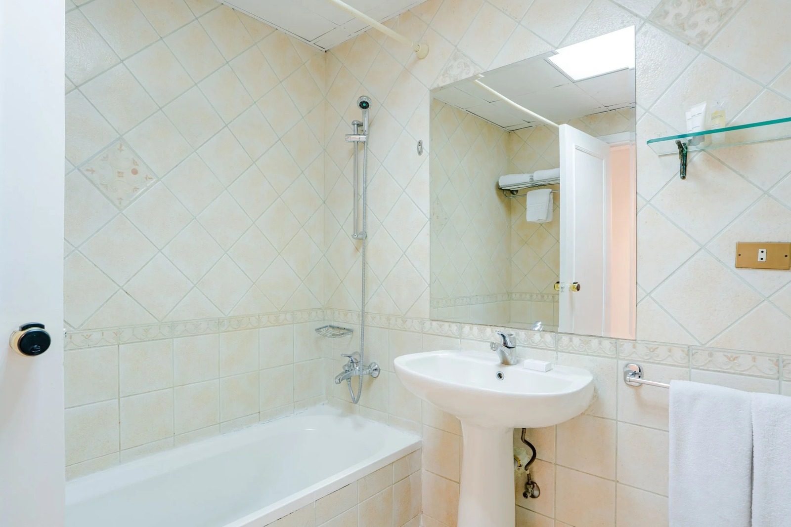 Standard Triple Room – Nile-side Hotel, Zamalek — Private room in a hotel in Nile side of Zamalek, Cairo, Egypt — photo 9