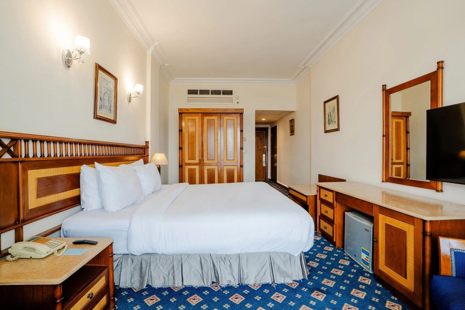 Executive King Room with Balcony – Nile View – Nile-side Hotel, Zamalek — Private room in a hotel in Nile side of Zamalek, Cairo, Egypt — photo 2