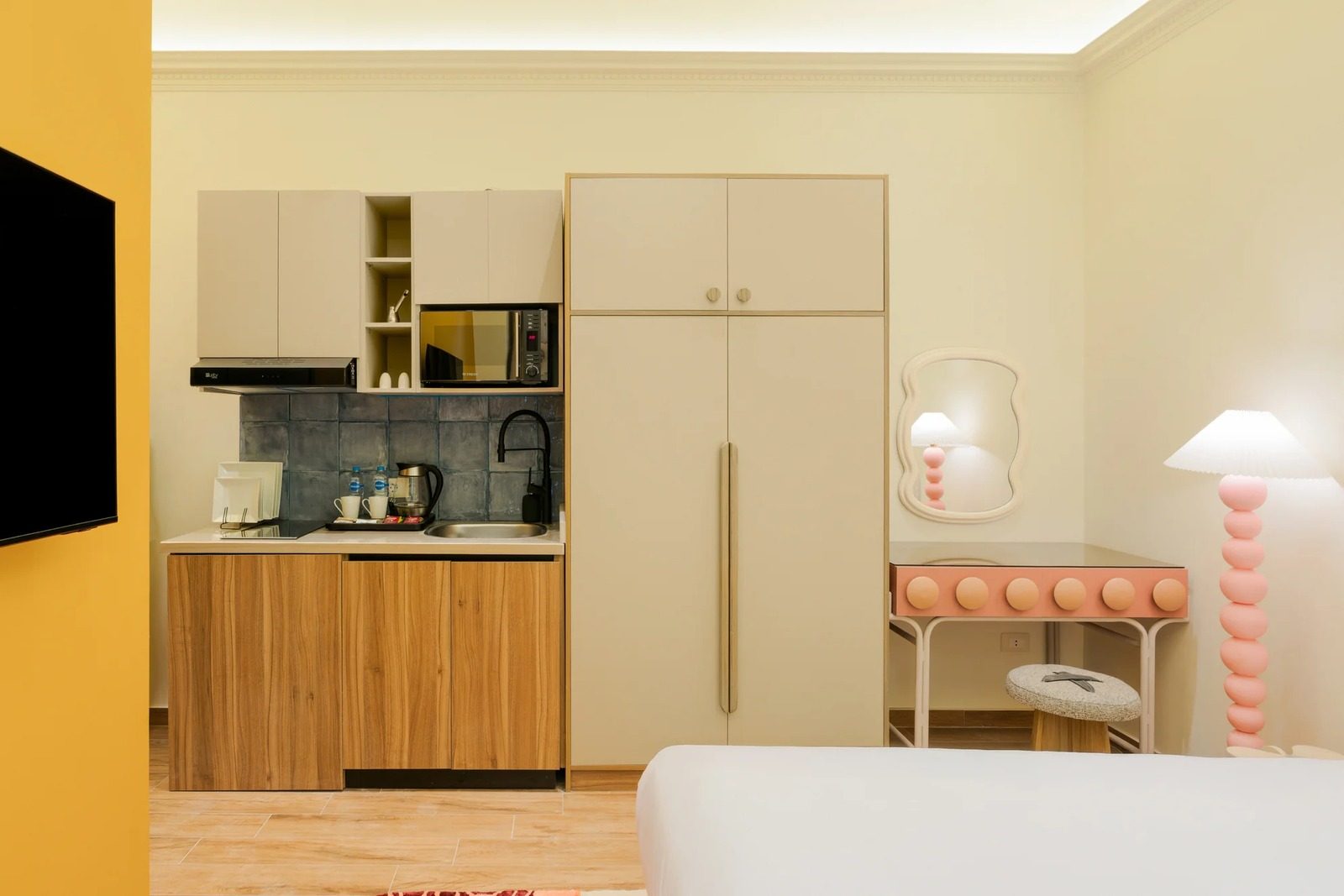 Bright Deluxe Studio with Balcony – Zamalek — Studio in Zamalek, Cairo, Egypt — photo 2