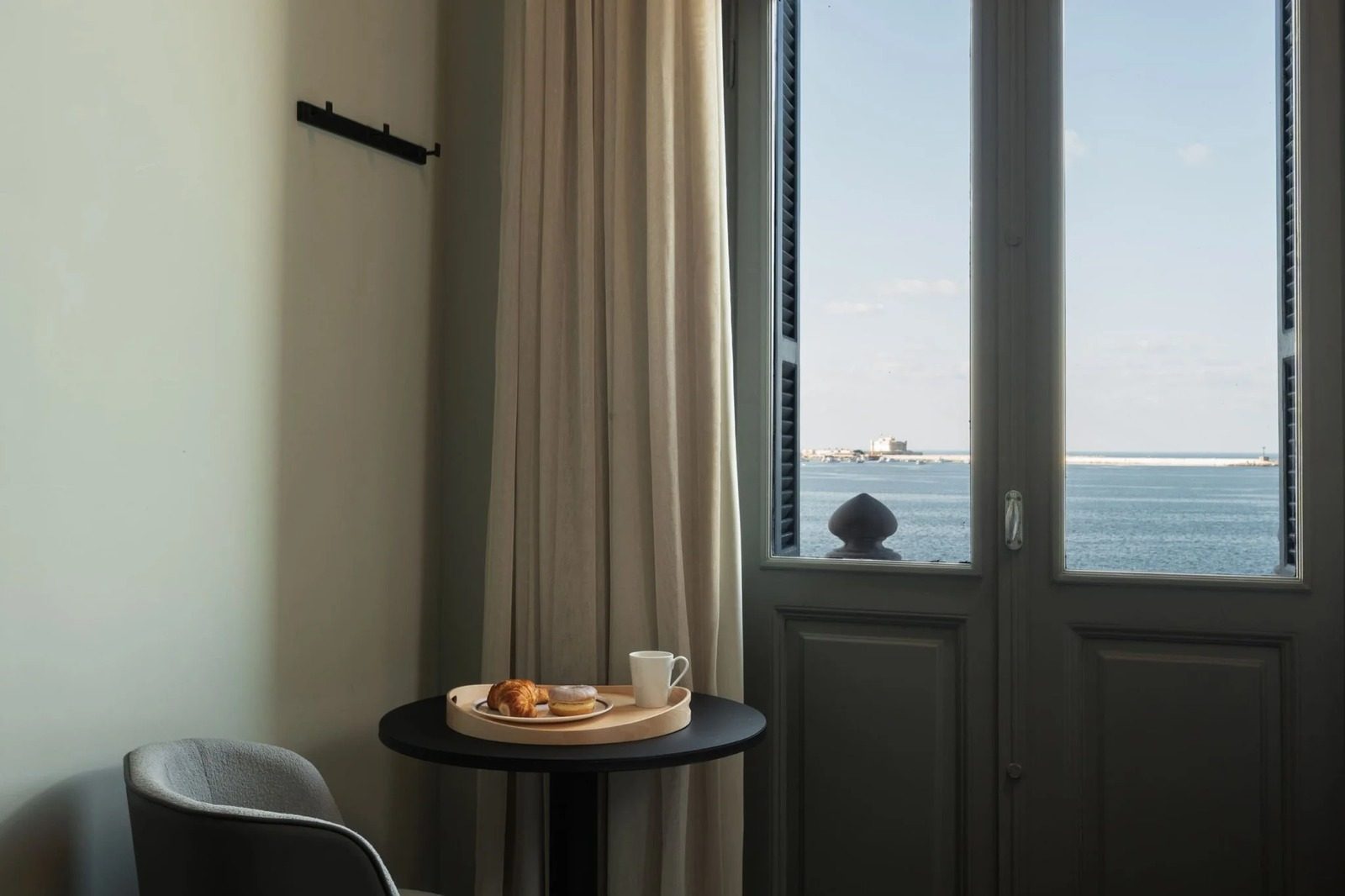Studio – Sea View – Alexandria — Studio in Central Alexandria Corniche, near Raml Station and Saad Zaghloul Square, Egypt — photo 4