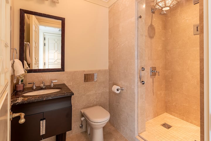 DHB STAYS | St. Regis 2BR Partial Nile View Apt — Private room in a hotel in Cairo, Egypt, Egypt — photo 32